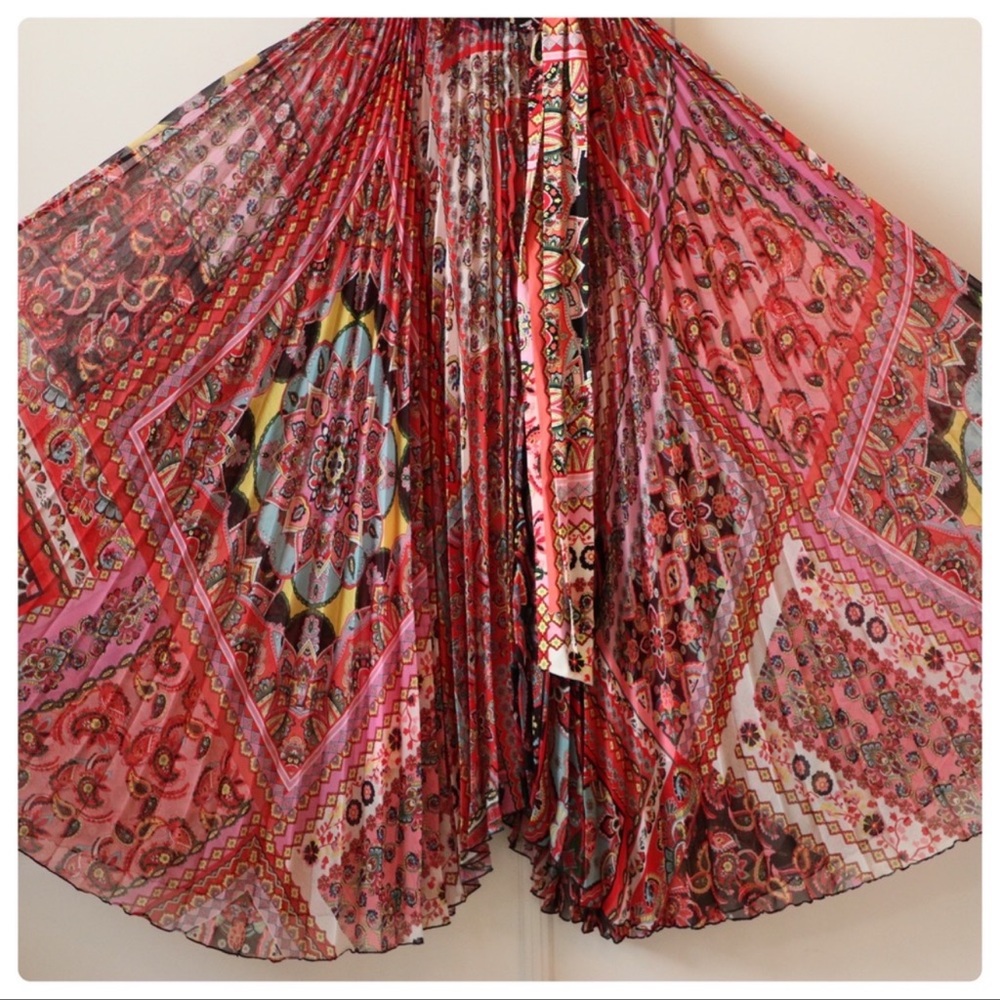 ALICE + OLIVIA Deona Pleated Maxi Dress - Picture 11 of 14